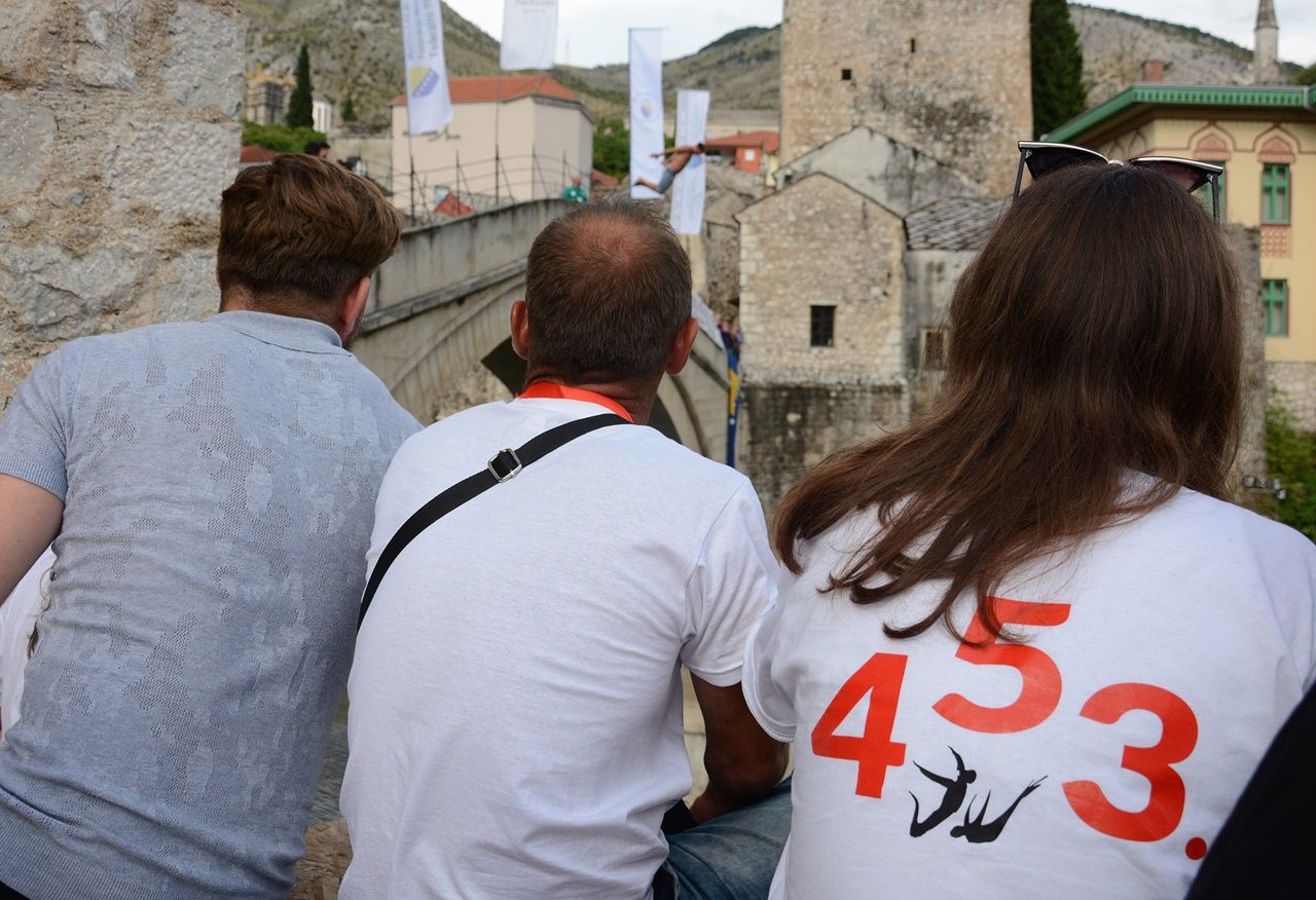 Mostar Köprüsü'nden art, arda atladılar... 1