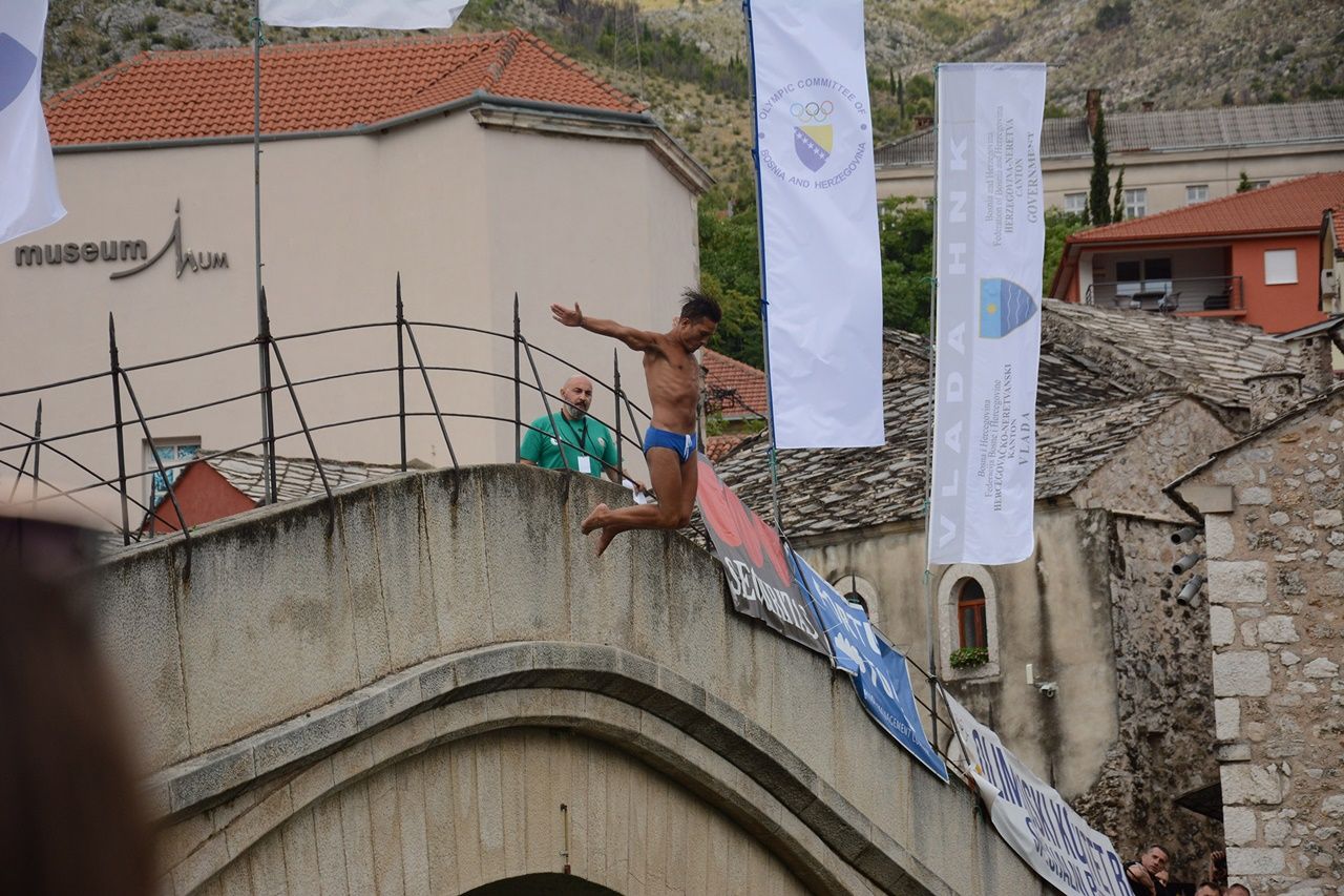 Mostar Köprüsü'nden art, arda atladılar... 2