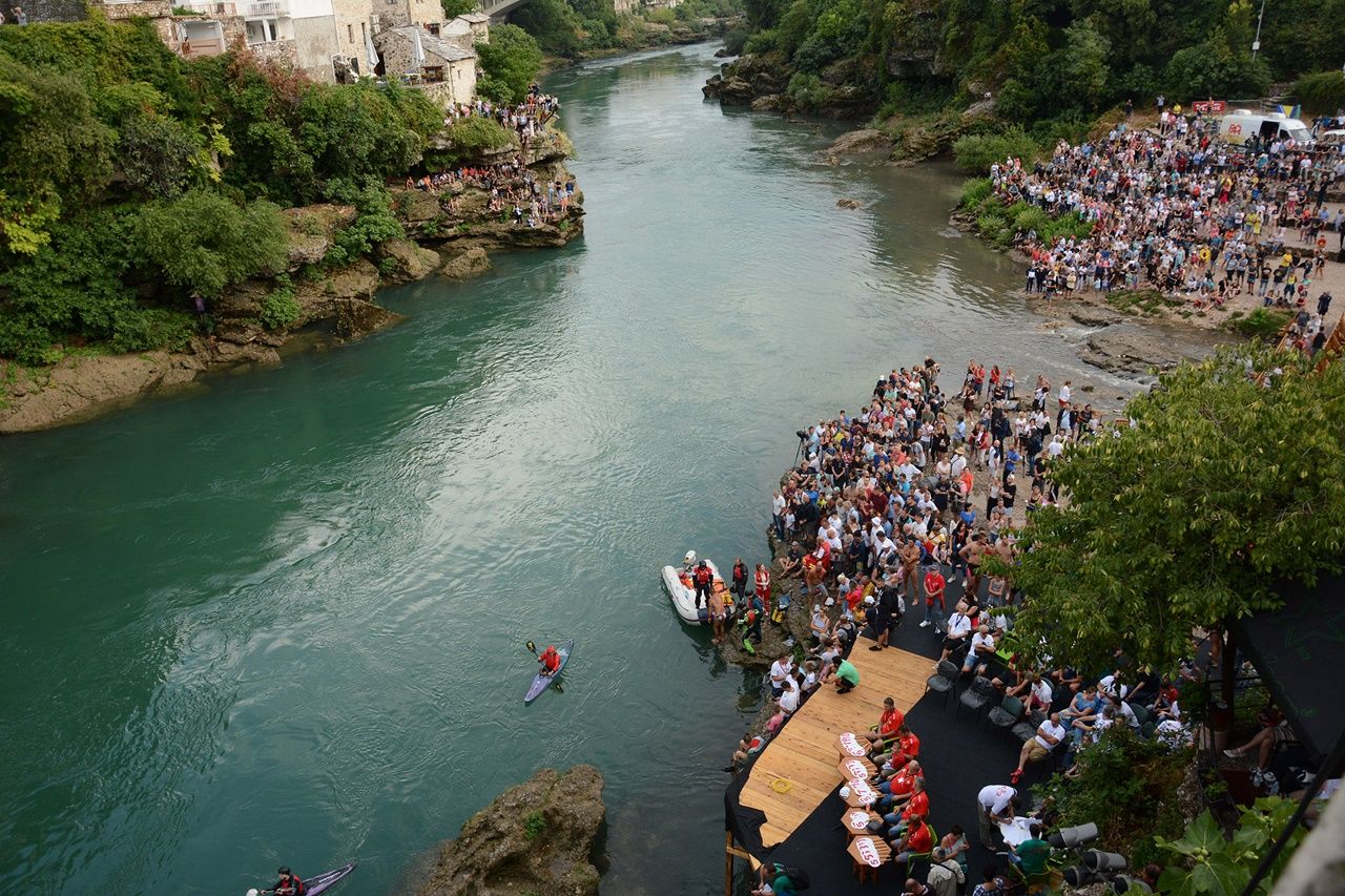 Mostar Köprüsü'nden art, arda atladılar... 3