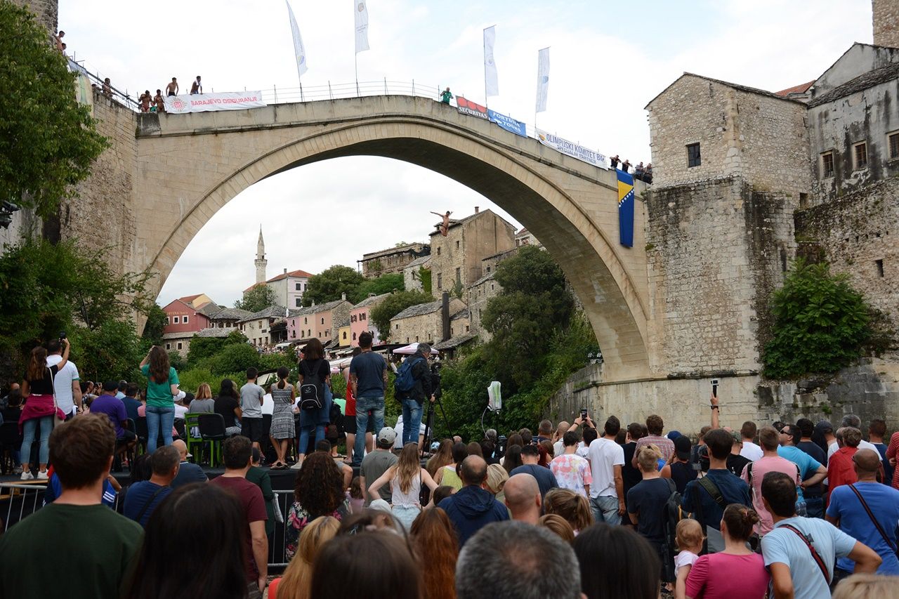 Mostar Köprüsü'nden art, arda atladılar... 4