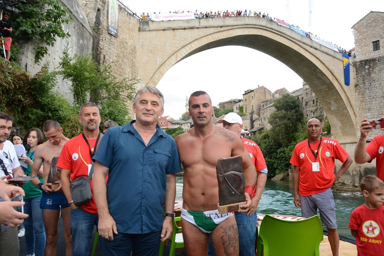 Mostar Köprüsü'nden art, arda atladılar... 6