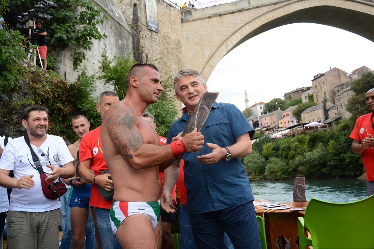Mostar Köprüsü'nden art, arda atladılar... 8