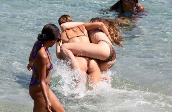 Hadid kardeşler denizde güreşti! 7