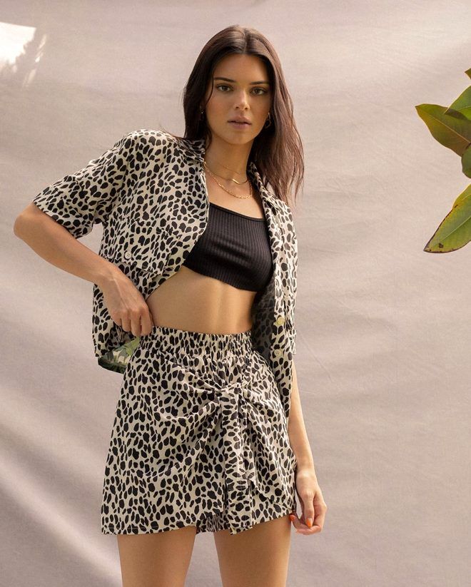 Kendall Kylie Jenner kardeşler, markaları için üstsüz poz verdi! 3
