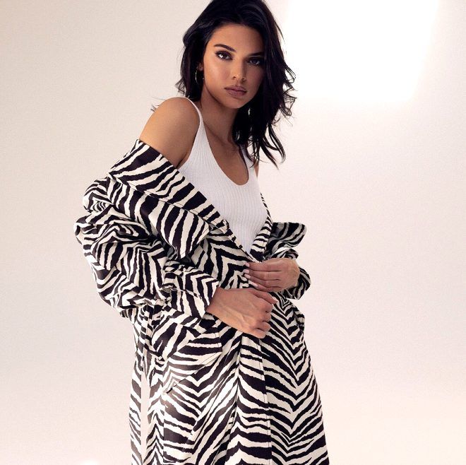 Kendall Kylie Jenner kardeşler, markaları için üstsüz poz verdi! 9