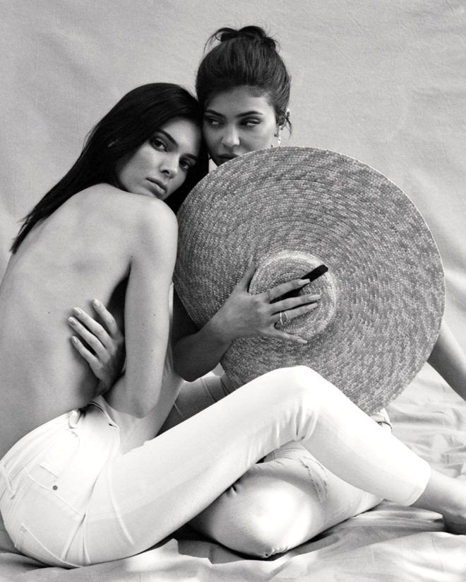 Kendall Kylie Jenner kardeşler, markaları için üstsüz poz verdi! 1