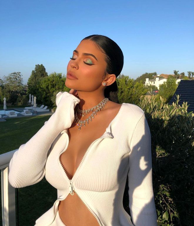 Kendall Kylie Jenner kardeşler, markaları için üstsüz poz verdi! 7