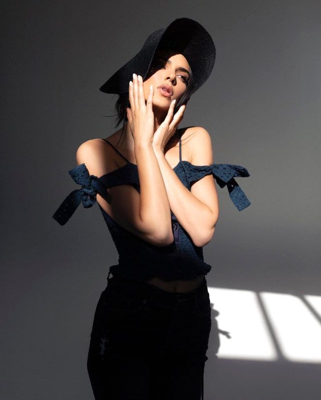 Kendall Kylie Jenner kardeşler, markaları için üstsüz poz verdi! 5