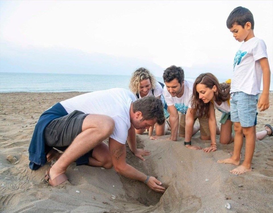 Ünlü oyuncular kaplumbağaları denize kavuşturdu! 1