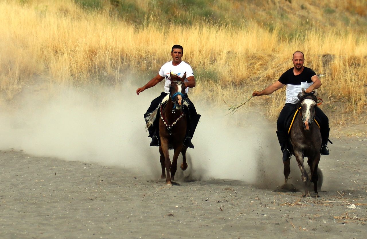 Yarış atlarının Van Gölü'ndeki antrenmanı... 10