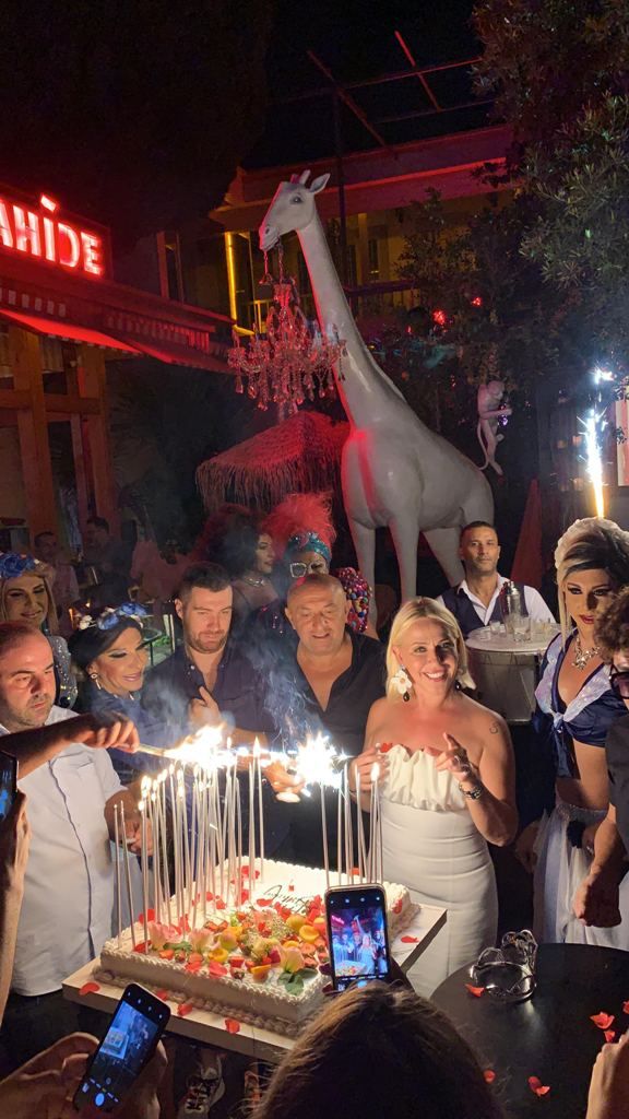 Cahide Alaçatı'da görkemli parti! 1