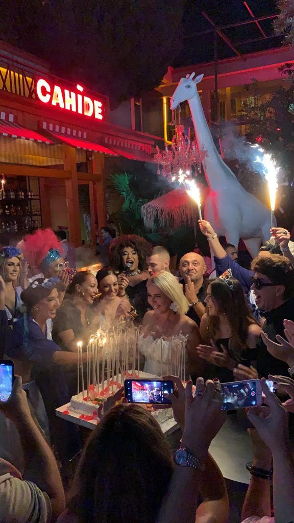 Cahide Alaçatı'da görkemli parti! 5