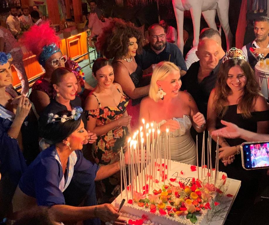 Cahide Alaçatı'da görkemli parti! 10