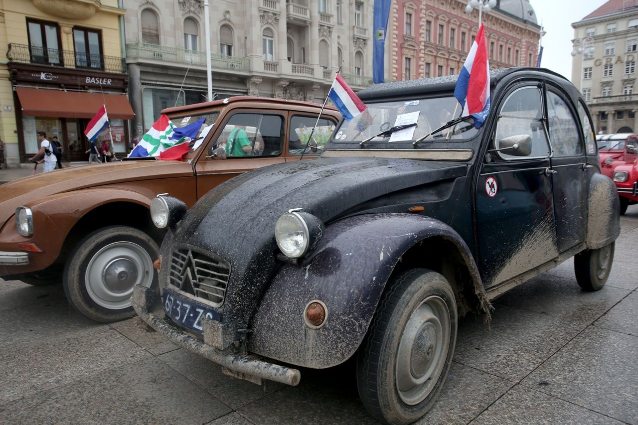 Binlerce klasik otomobil sahibi buluştu... 12
