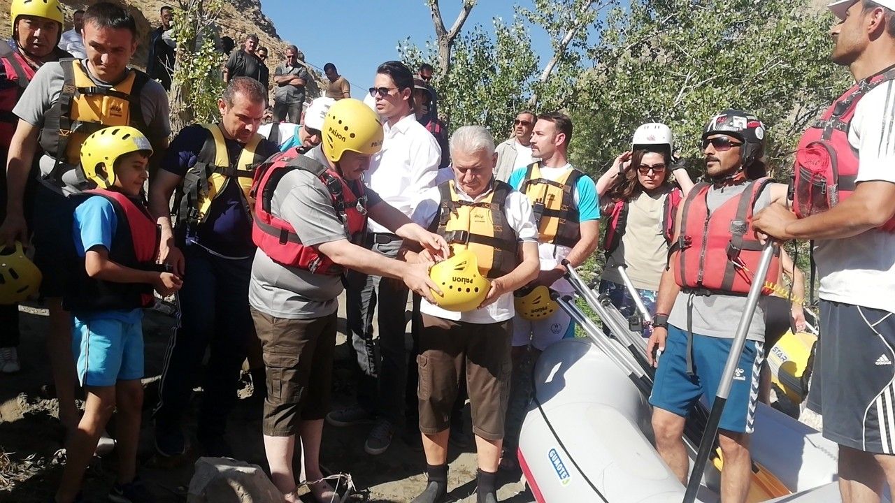 Binali Yıldırım memleketinde rafting yaptı! 2