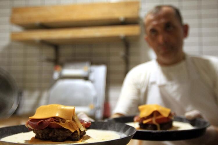 Bu hamburgerin dünyada eşi benzeri yok! 9