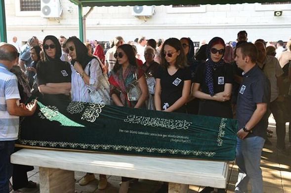 Ünlü tiyatro sanatçısı son yolculuğuna uğurlandı! 2