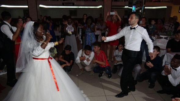 Gönlünü Zambiyalı müşterisine kaptırdı! 6