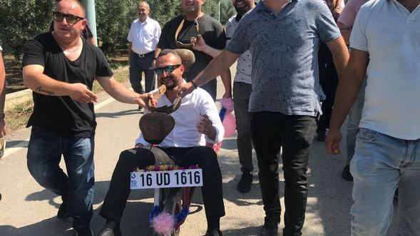 Boynuna öküz çanı takıp, etekle oynattılar! 1
