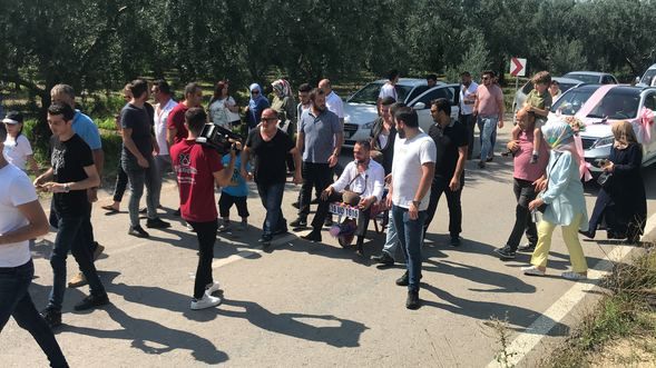Boynuna öküz çanı takıp, etekle oynattılar! 2
