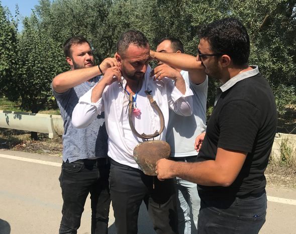 Boynuna öküz çanı takıp, etekle oynattılar! 3