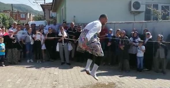 Boynuna öküz çanı takıp, etekle oynattılar! 5