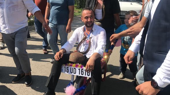 Boynuna öküz çanı takıp, etekle oynattılar! 6
