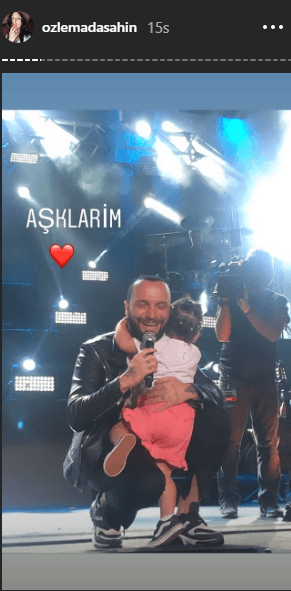 Sahnede kızıyla birlikte dans etti! 3