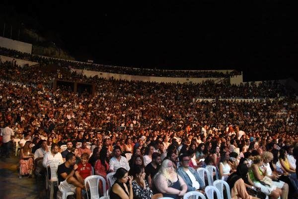 Duyarlı şanatçılar Emine Bulut'un kızı için konser verdi! 1