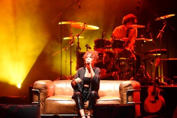 Duyarlı şanatçılar Emine Bulut'un kızı için konser verdi! 4