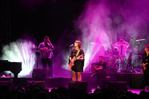 Duyarlı şanatçılar Emine Bulut'un kızı için konser verdi! 5