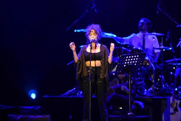 Duyarlı şanatçılar Emine Bulut'un kızı için konser verdi! 2