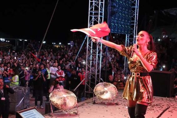 Konserde facianın eşiğinden dönüldü! 3