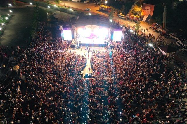 Konserde facianın eşiğinden dönüldü! 8