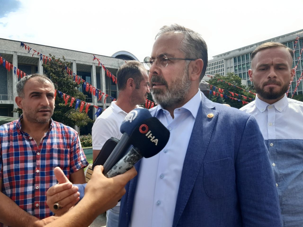 AK Parti'li vekilden mağdur işçilere destek! 3