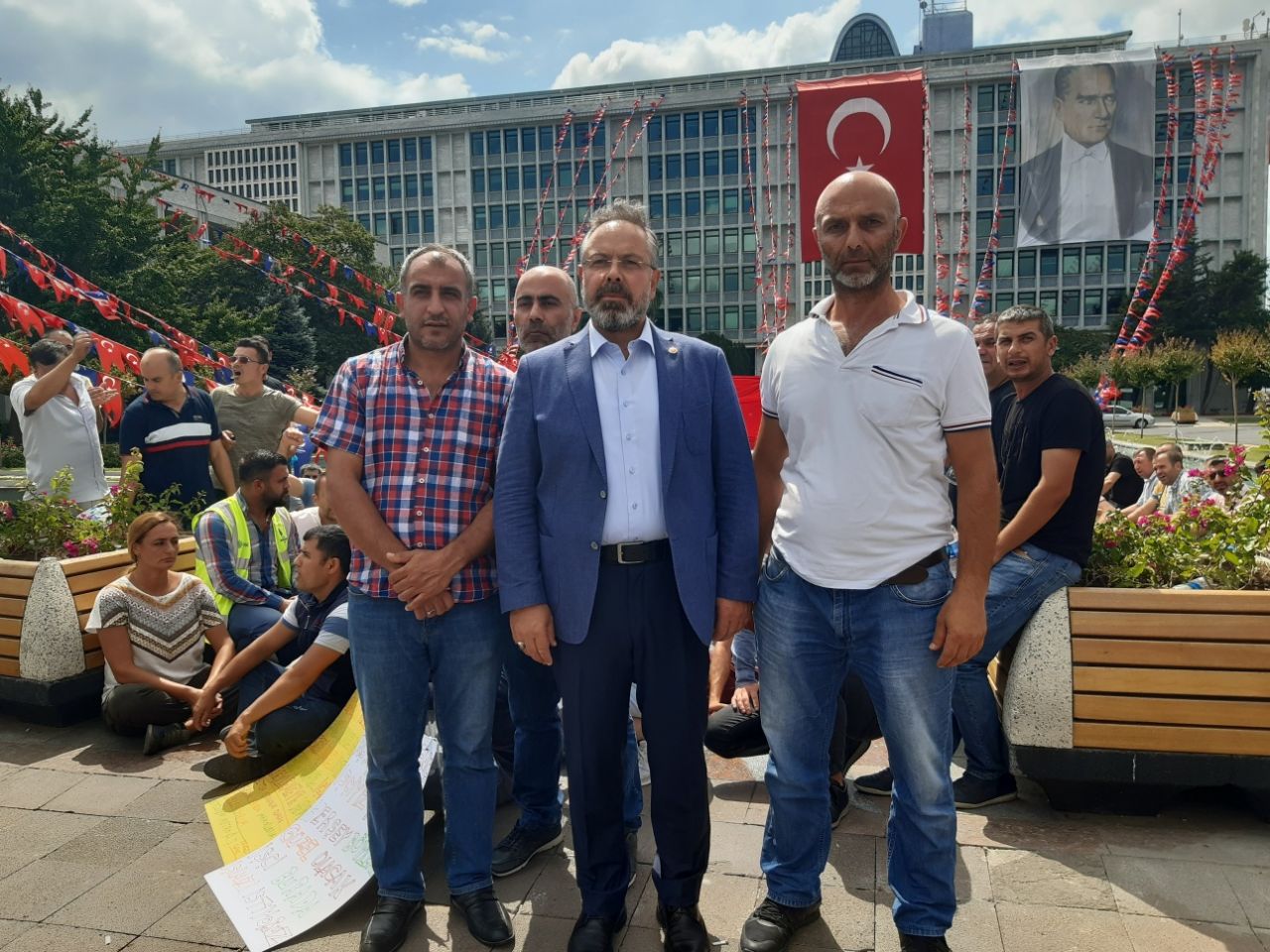 AK Parti'li vekilden mağdur işçilere destek! 4