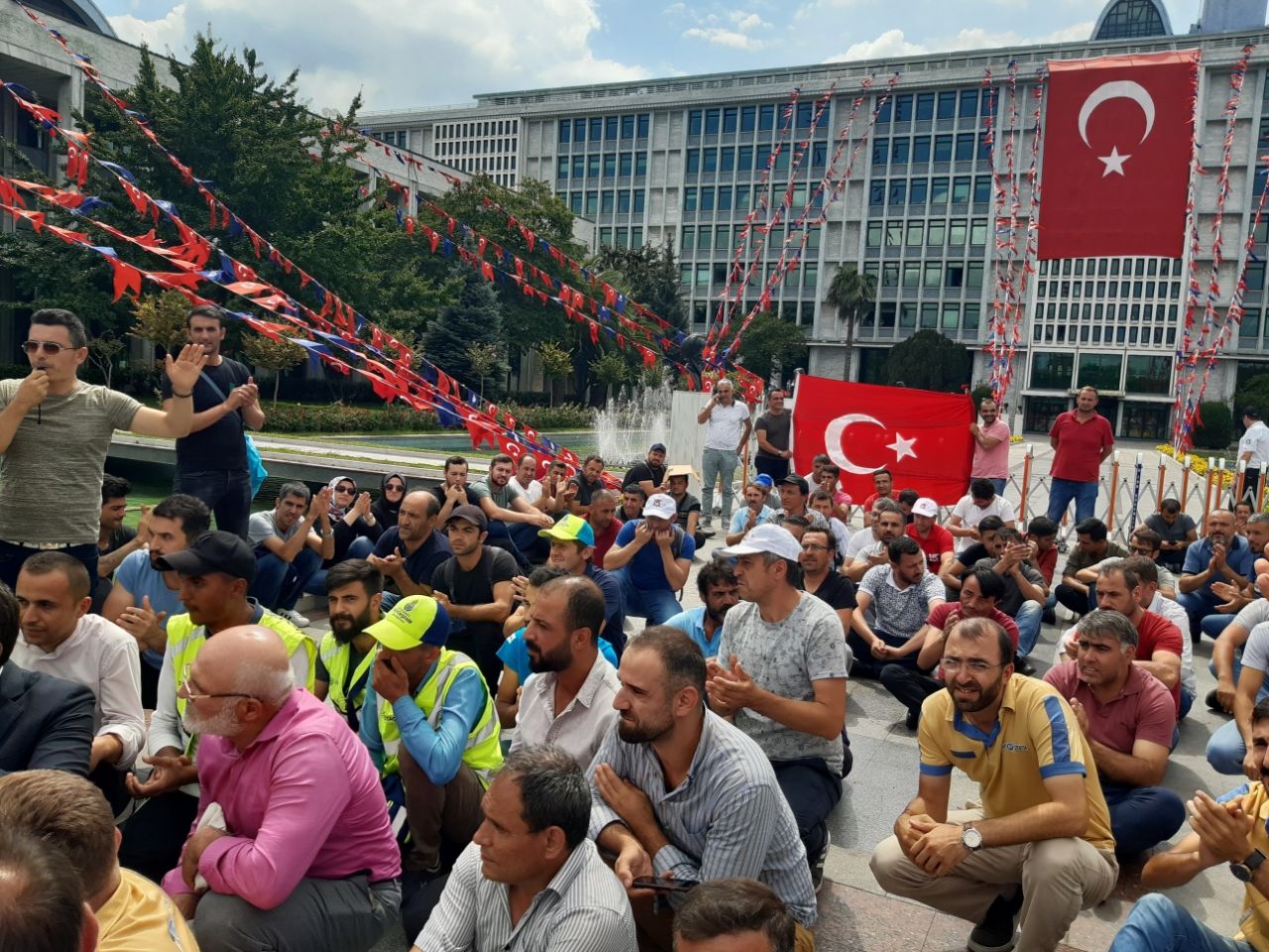 AK Parti'li vekilden mağdur işçilere destek! 1