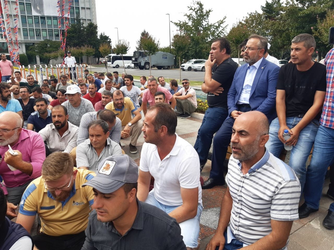 AK Parti'li vekilden mağdur işçilere destek! 5