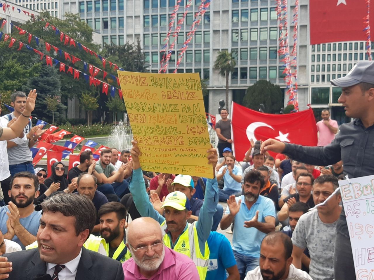 AK Parti'li vekilden mağdur işçilere destek! 6
