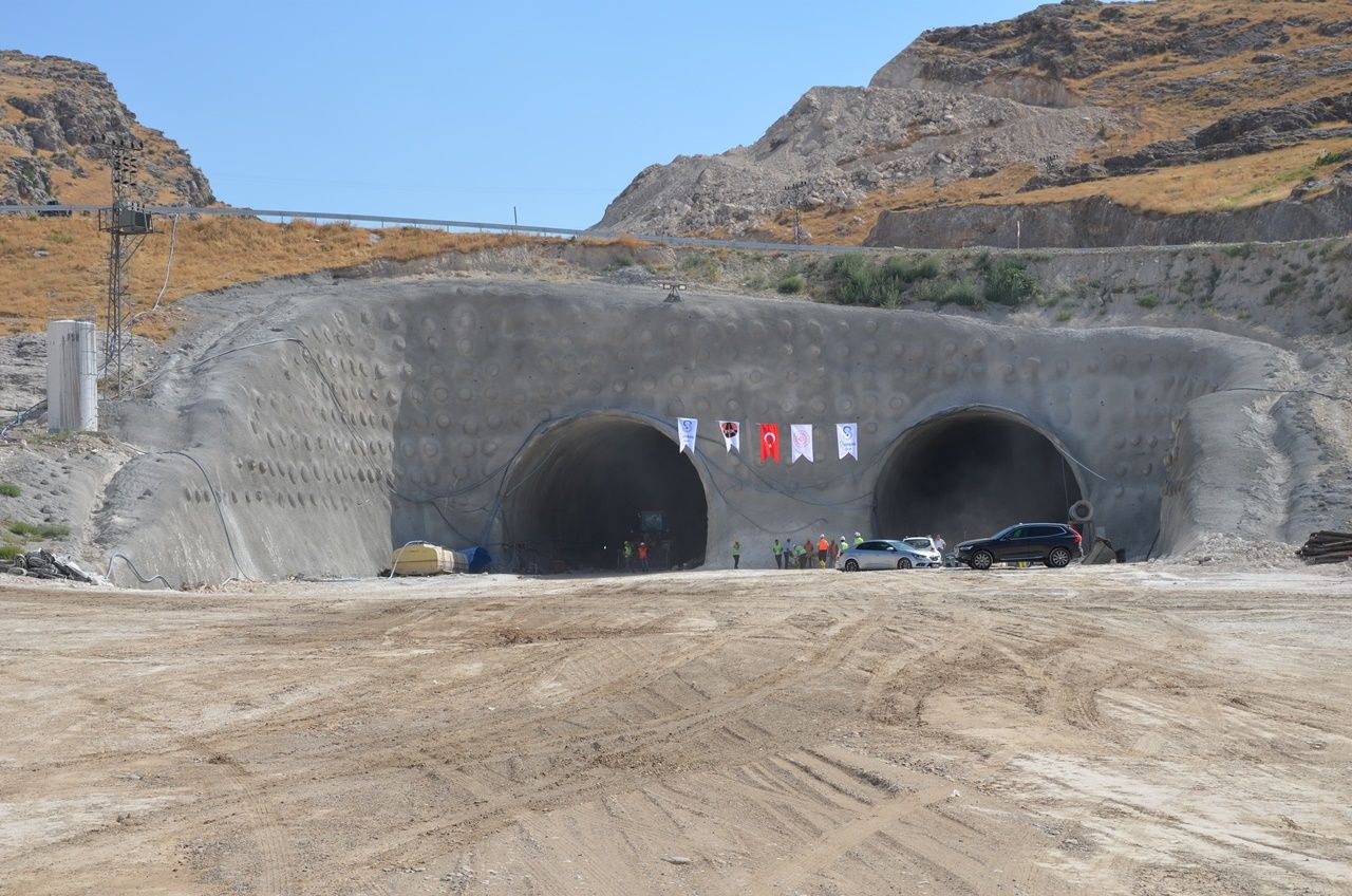 Hasankeyf Tüneli'nde ışık göründü... 1