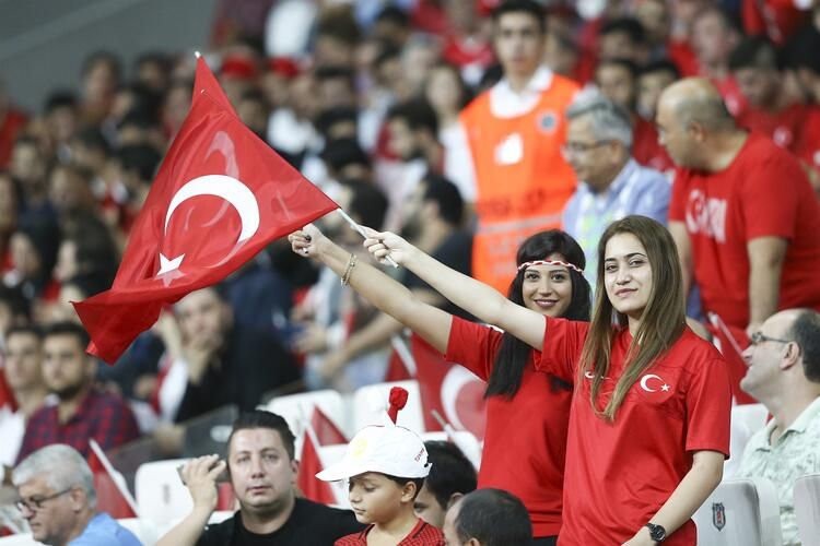 Maç bitti milli yıldız kucaklarda taşındı! 11