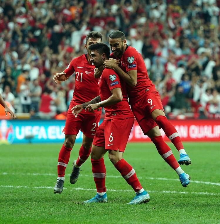 Maç bitti milli yıldız kucaklarda taşındı! 15