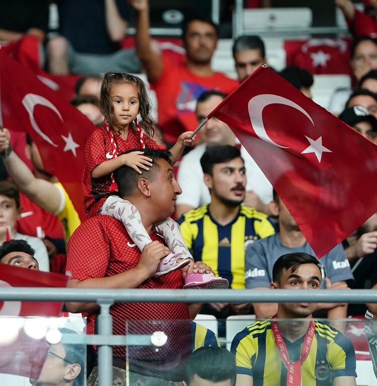 Maç bitti milli yıldız kucaklarda taşındı! 24