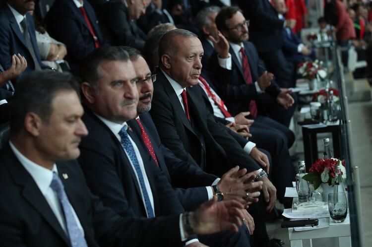 Maç bitti milli yıldız kucaklarda taşındı! 25