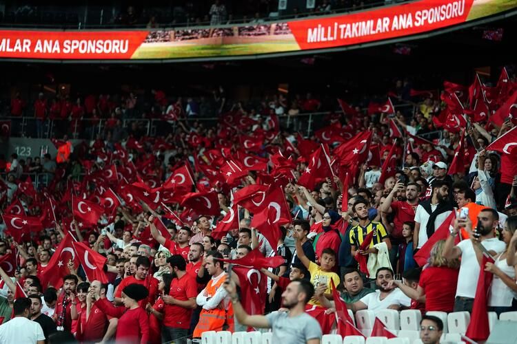 Maç bitti milli yıldız kucaklarda taşındı! 26