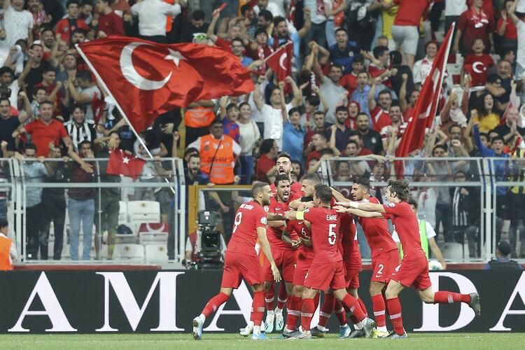 Maç bitti milli yıldız kucaklarda taşındı! 3