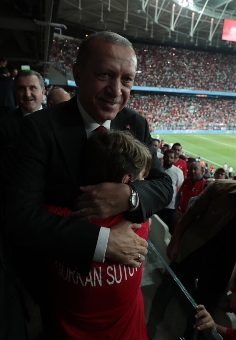 Maç bitti milli yıldız kucaklarda taşındı! 4