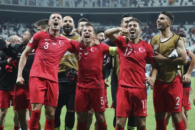Maç bitti milli yıldız kucaklarda taşındı! 5