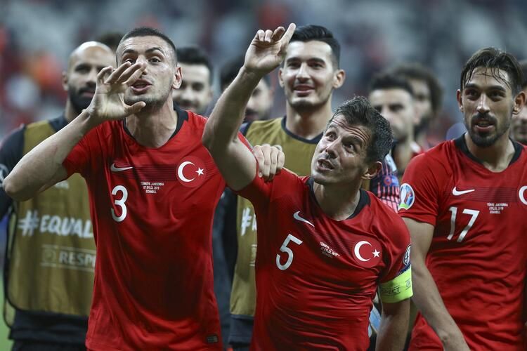 Maç bitti milli yıldız kucaklarda taşındı! 7