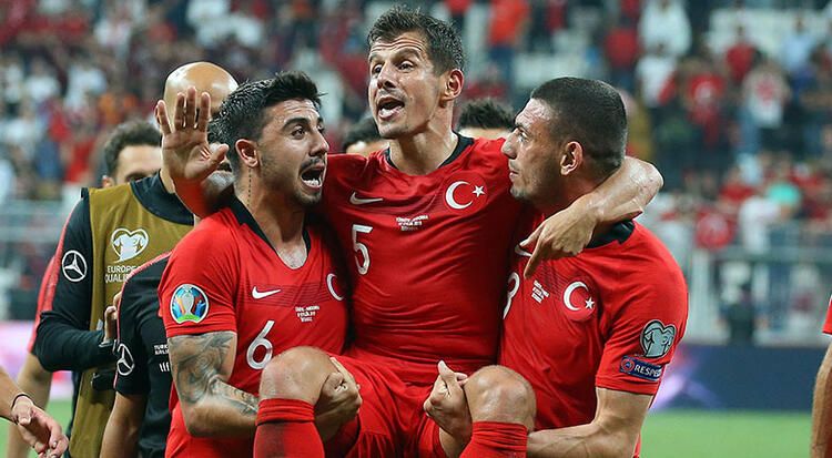 Maç bitti milli yıldız kucaklarda taşındı! 8